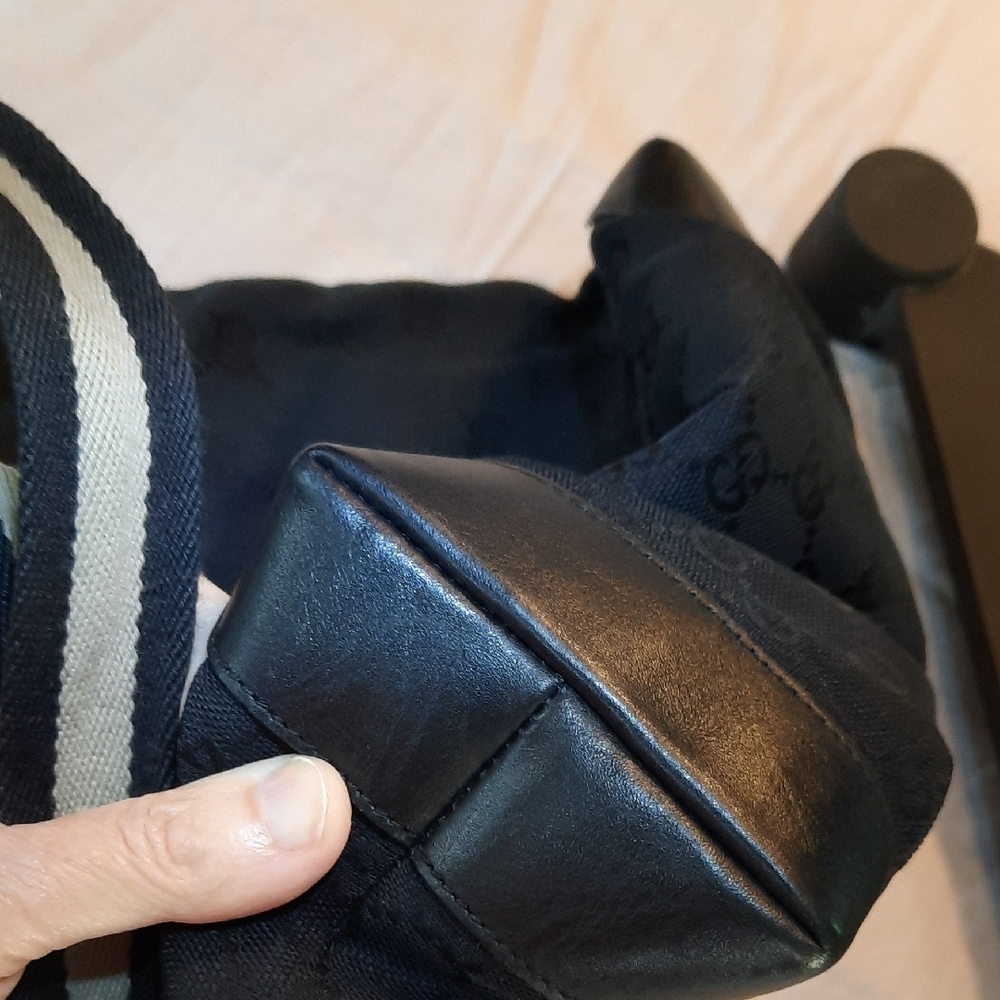 Gucci Black Lea Bag with Silver Hardware - Picture 6 of 13